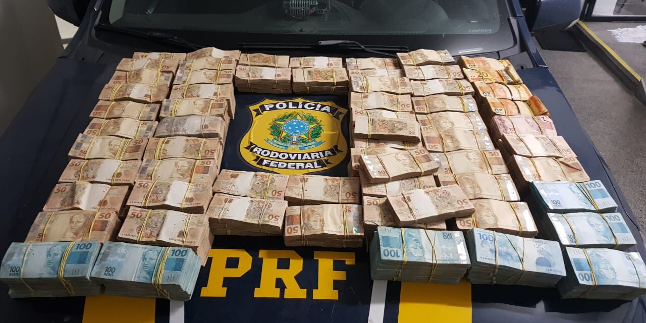 PRF apreende quase R$2 milhões escondidos em fundos falsos