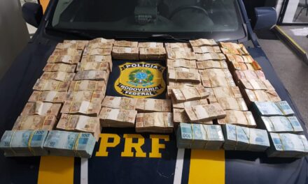 PRF apreende quase R$2 milhões escondidos em fundos falsos