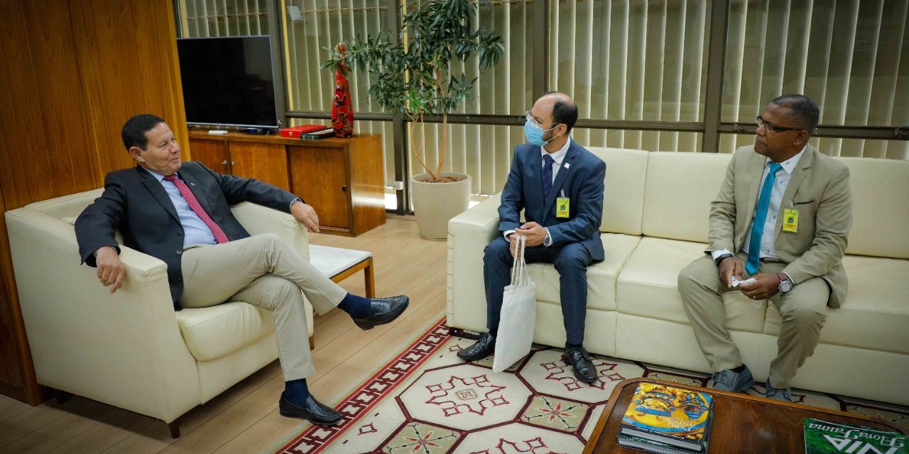 Em Brasília, prefeito e secretário se reúnem com o vice-presidente Hamilton Mourão